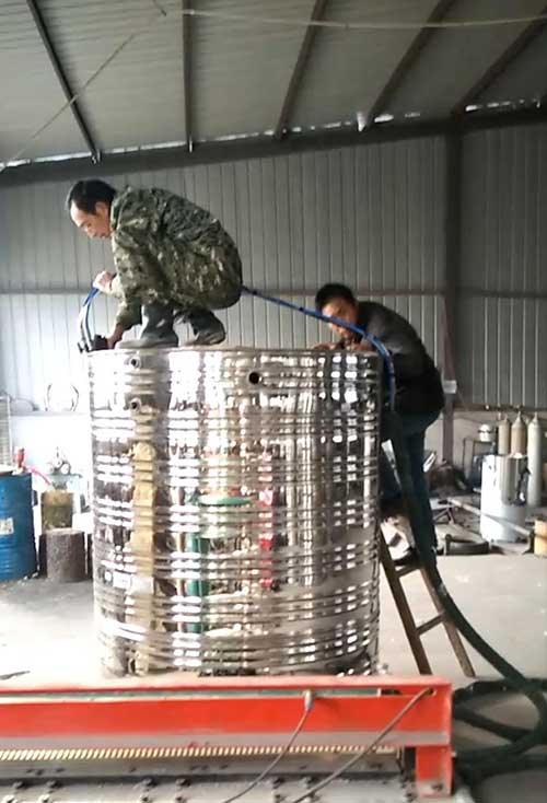 室外太陽(yáng)能水箱澆注 聚氨酯噴涂機(jī)廠家(圖1) 太陽(yáng)能水箱澆注 聚氨酯噴涂機(jī)廠家